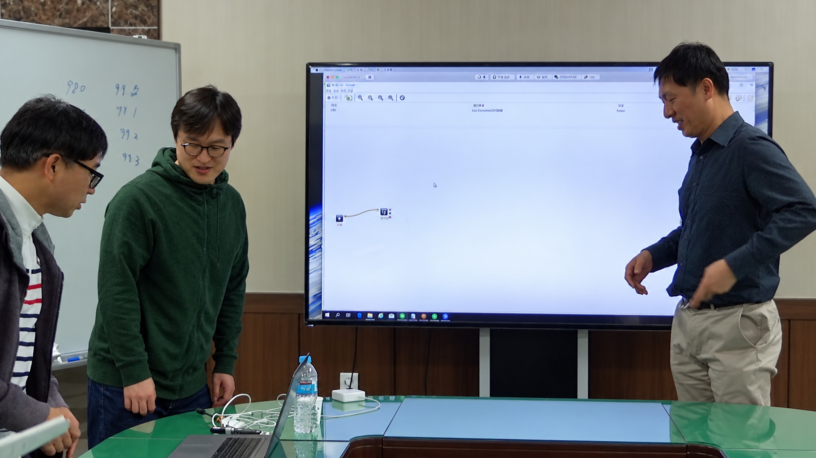 CDI 교육에서 강사와 참여자들이 화면 앞에서 설명을 나누는 모습